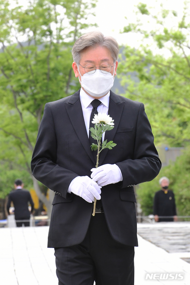 [김해=뉴시스]차용현 기자 = 이재명 경기도지사가 6일 오후 경남 김해시 진영읍 봉하마을을 찾아 고 노무현 전 대통령 묘역에 헌화하고 있다. 2021.05.06. con@newsis.com