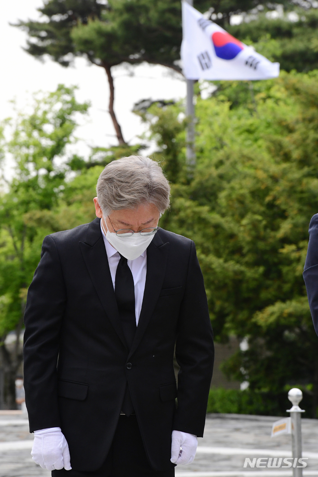 [김해=뉴시스]차용현 기자 = 이재명 경기도지사가 6일 오후 경남 김해시 진영읍 봉하마을을 찾아 고 노무현 전 대통령 묘역에 분향한 후 묵념을 하고 있다. 2021.05.06. con@newsis.com