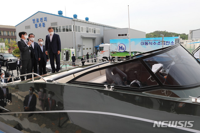 [울산=뉴시스]박영태 기자 = 문재인 대통령이 6일 오후 울산 남구 수소연료전지 실증화센터를 찾아 수소 선박에 대해 설명을 듣고 있다. 2021.05.06. since1999@newsis.com