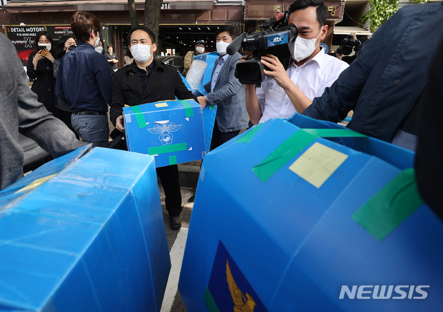 [서울=뉴시스]박주성 기자 = 서울경찰청 안보수사과 관계자들이 지난 6일 오후 지난달 비무장지대(DMZ) 인근에서 두 차례에 걸쳐 대북전단을 살포했다고 밝힌 박상학 자유북한운동연합 대표의 사무실에 대한 압수수색을 마친 뒤 압수품을 들고 나오고 있다. (공동취재사진) 2021.05.06. photo@newsis.com
