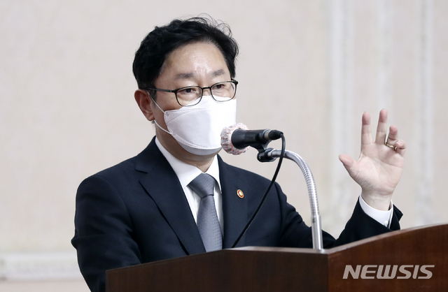 [과천=뉴시스]최진석 기자 = 박범계 법무부 장관이 지난 6일 오후 경기 정부과천청사에서 열린 '화성여자교도소 코로나19 감염방지 설계안 발표'행사에 참석해 인사말을 하고 있다. 2021.05.06. myjs@newsis.com