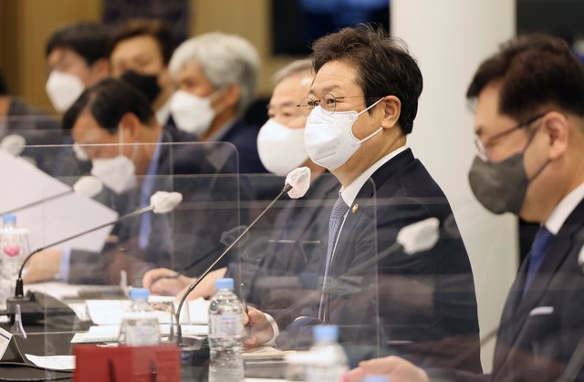 [서울=뉴시스]황희 문화체육관광부 장관이 6일 서울 중구 밀레니엄 힐튼 서울에서 열린 문화다양성위원회·문화기관장 공동 연찬회에 참석해 인사말을 하고 있다. (사진=문화체육관광부 제공) 2021.05.06. photo@newsis.com *재판매 및 DB 금지