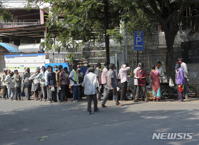 [하이데라바드=AP/뉴시스]6일(현지시간) 인도 하이데라바드에서 노숙자들이 줄 서서 무료 음식을 받고 있다. 인도 보건부는 지난 24시간 동안 코로나19 신규 확진자가 41만2262명, 사망자는 3980명 발생했다고 발표해 누적 확진자는 2107만7410명, 사망자는 23만168명이 됐다. 2021.05.06.