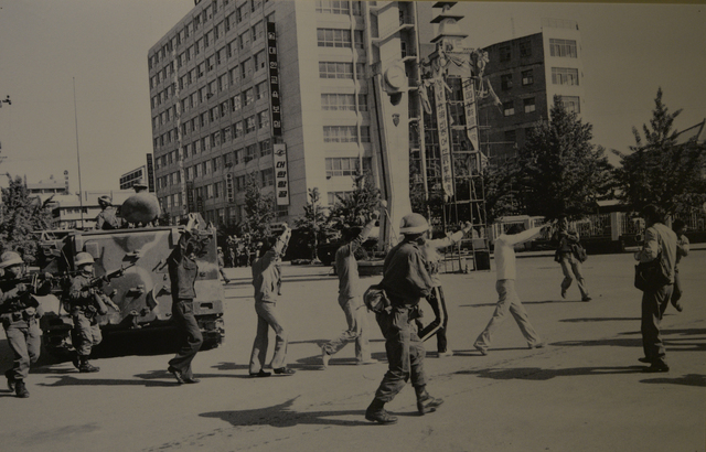 [광주=뉴시스] 옛 전남도청 복원추진단이 6일 광주 동구 옛 전남도청 별관 2층에서 5·18 민주화운동을 취재했던 외신 기자 노먼 소프가 기증한 사진 자료 등을 특별영상으로 제작, 공개했다. 노먼 소프가 1980년 5월27일 오전 촬영한 최후항쟁 직후 전남도청 일대 계엄군. (사진=노먼 소프 기증) 2021.05.06. photo@newsis.com *재판매 및 DB 금지