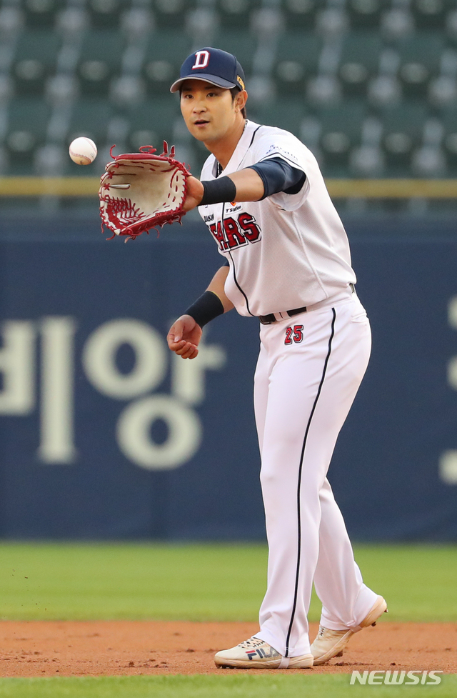 [서울=뉴시스]배훈식 기자 = 6일 오후 서울 송파구 잠실야구장에서 열린 2021 신한은행 SOL KBO리그 두산 베어스와 LG 트윈스의 경기, 1회초 두산 강승호가 음주사고 징계 후 753일만에 경기에 나서 병살 플레이를 성공한 후 미소를 띄고 있다. 2021.05.06. dahora83@newsis.com