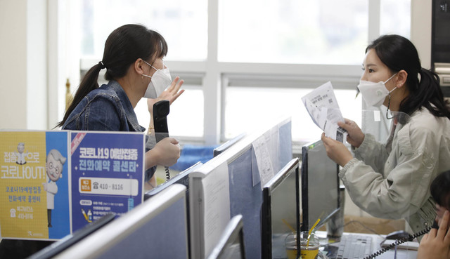 [광주=뉴시스] 변재훈 기자 = 70~74세 아스트라제네카(AZ) 백신 접종 사전 예약 첫날인 6일 오전 광주 북구보건소 콜센터에서 공직자들이 전화 접수를 받고 있다. 사전 예약은 전화·온라인 접수 모두 가능하다. (사진=광주 북구 제공) 2021.05.06. photo@newsis.com *재판매 및 DB 금지