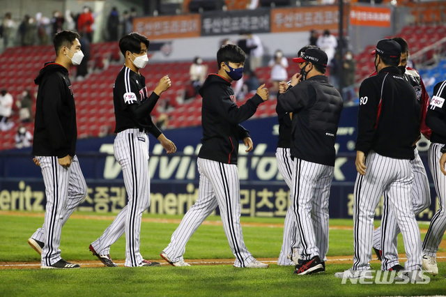 [서울=뉴시스]배훈식 기자 = 6일 오후 서울 송파구 잠실야구장에서 열린 2021 신한은행 SOL KBO리그 두산 베어스와 LG 트윈스의 경기, 7대 2로 승리한 LG 선수들이 류지현 감독과 하이파이브를 하고 있다. 2021.05.06. dahora83@newsis.com