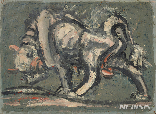 [서울=뉴시스] 국립현대미술관 이건희컬렉션. 이중섭, 흰소, 1953~54, 30.7x41.6cm. 이중섭은 일제강점기 일본 유학시절부터 소를 자주 그렸고, 해방 후에는 특히 여러 점의 소 그림을 남겼다. 현존하는 것으로 알려진 약 5점의 ‘흰소’ 중에서 이 작품은 1972년 개인전과 1975년 출판물에 등장했다가 행방이 묘연했는데, 이번 기회에 알려져 의미가 각별하다.힘겹게 앞을 향해 나아가려 안간힘을 쓰는 모습이 처절한 인상을 주는, 자조적인 느낌의 ‘흰소’다. 사진=국립현대미술관 제공,2021.5.07. photo@nwsis.com