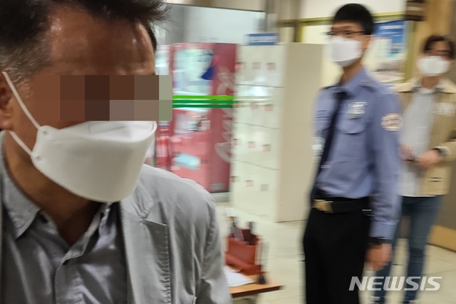 [대구=뉴시스]김정화 기자 = 땅 투기 의혹을 받는 경북 영천시청 공무원이 7일 오후 대구 수성구 대구지방법원에서 열린 구속 전 피의자 심문(영장실질심사)에 출석하기 위해 법정으로 향하고 있다. 2021.05.07. jungk@newsis.com