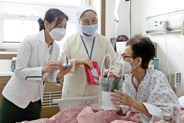 [대전=뉴시스] 김도현 기자 = 가톨릭대 대전성모병원 호스피스팀이 7일 오후 어버이날을 앞두고 병동 입원환자를 찾아 카네이션과 직접 만든 비누, 방향제 등을 전달하고 있다.(사진=가톨릭대학교 대전성모병원 제공) 2021.05.07 photo@newsis.com *재판매 및 DB 금지