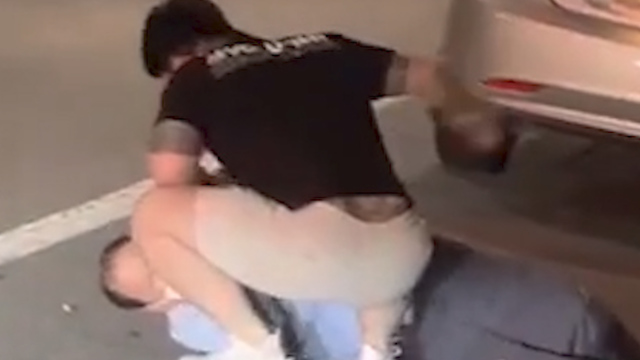 [서울=뉴시스] 지난 5일 밤 서울 신림동 난곡터널 부근에서 20대 남성이 쓰러진 60대 택시기사를 폭행하고 있다. (사진-온라인 커뮤니티 보배드림 캡처) *재판매 및 DB 금지