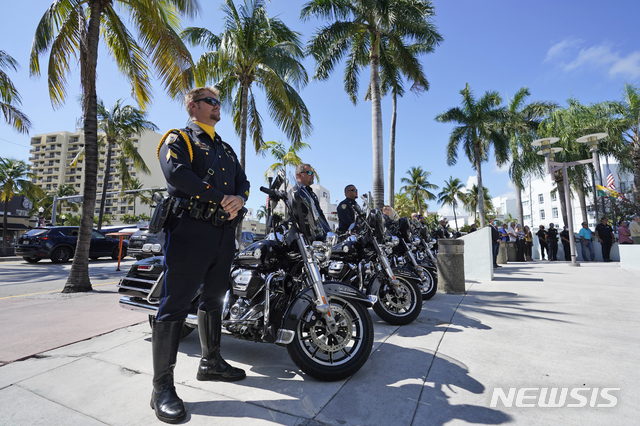 미 플로리다쇼핑몰 총격사건..3명부상, 쇼핑객들 대피 