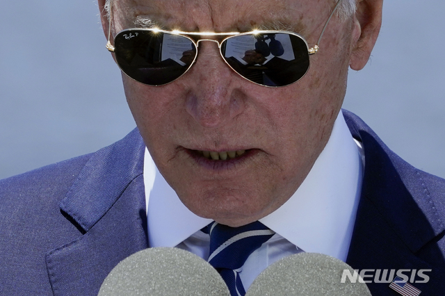 [레이크찰스=AP/뉴시스]조 바이든 미국 대통령이 6일(현지시간) 루이지애나주 레이크찰스에서 대규모 인프라 투자법안의 필요성과 관련해 연설하고 있다. 바이든 대통령은 투자법안의 필요성을 강조하면서 법인세율 '25~28%'를 원한다고 밝혀 애초 28%로 인상하자고 주장했던 입장에서 한걸음 물러선 모습을 보였다. 2021.05.07. 