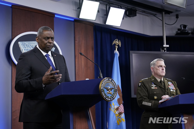 [워싱턴=AP/뉴시스]로이드 오스틴(왼쪽) 미 국방장관과 마크 밀리 미 합참의장이 지난5월6일(현지시간) 워싱턴의 미 국방부에서 합동 기자회견을 열고 있다. 2021.5.7