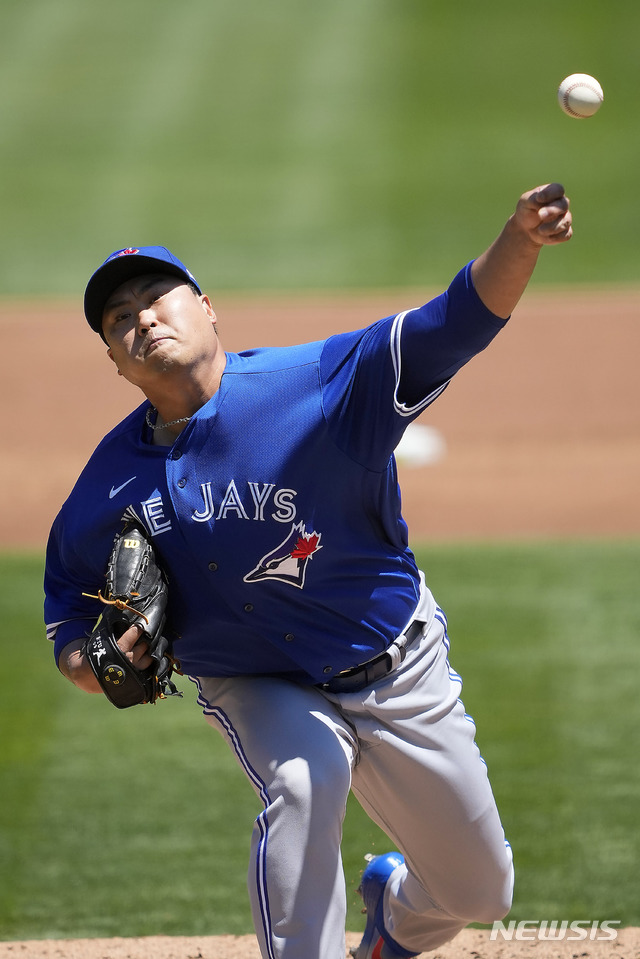 [오클랜드=AP/뉴시스]토론토 블루제이스 류현진이 6일(현지시간) 미 캘리포니아주 오클랜드 콜리세움에서 열린 2021 메이저리그(MLB) 오클랜드 애슬레틱스와의 경기에 선발 등판해 1회 투구하고 있다. 류현진은 5이닝 6피안타(1홈런) 4실점 했으나 타선의 지원으로 팀이 10-4로 승리하며 2승째를 올렸다. 2021.05.07.