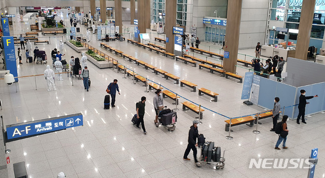 [인천공항=뉴시스]홍찬선 기자 = 코로나19 신규 확진자수가 40만명에 육박하는 인도에서 특별 부정기편을 이용해 귀국한 우리교민 203명이 7일 인천공항을 나서고 있다. 2021.05.07. mania@newsis.com