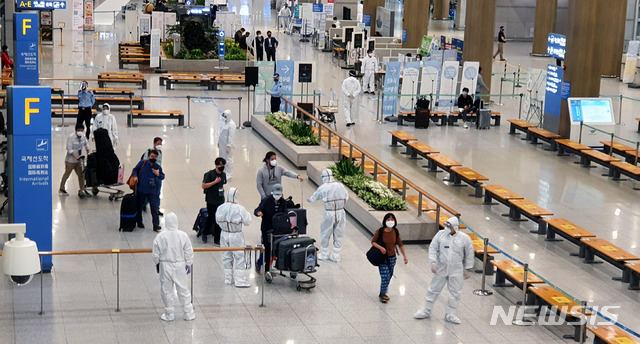 [인천공항=뉴시스]홍찬선 기자 = 코로나19 신규 확진자수가 40만명에 육박하는 인도에서 특별 부정기편을 이용해 귀국한 우리교민 203명이 7일 인천공항을 나서고 있다. 2021.05.07. mania@newsis.com