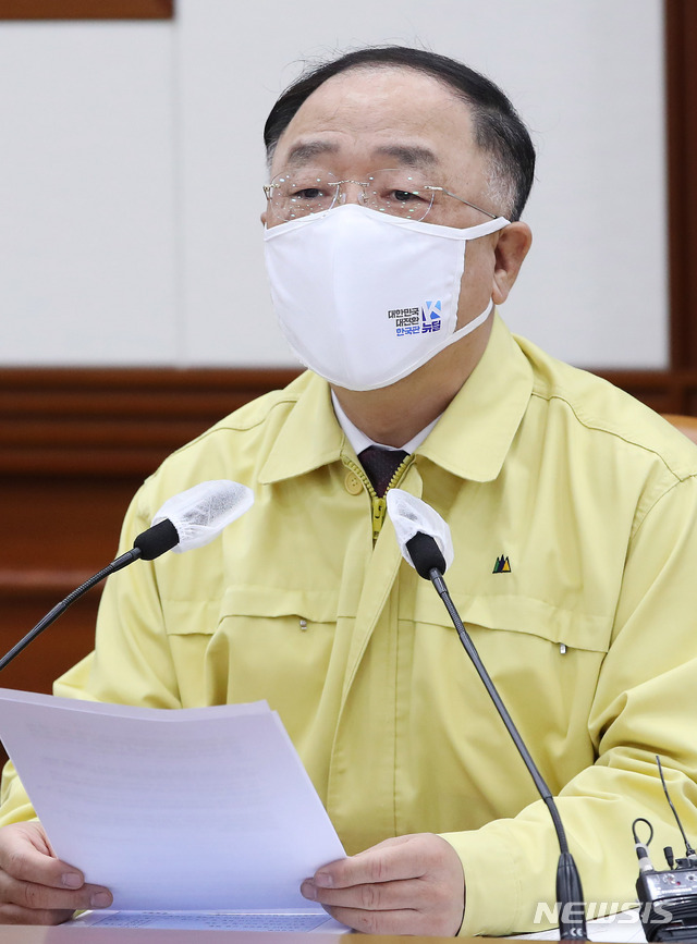 [서울=뉴시스]김명원 기자 = 홍남기 국무총리 직무대행이 7일 오전 서울 종로구 정부서울청사에서 열린 코로나19 중앙재난안전대책본부(중대본) 회의에 참석해 발언하고 있다. (공동취재사진) 2021.05.07. photo@newsis.com