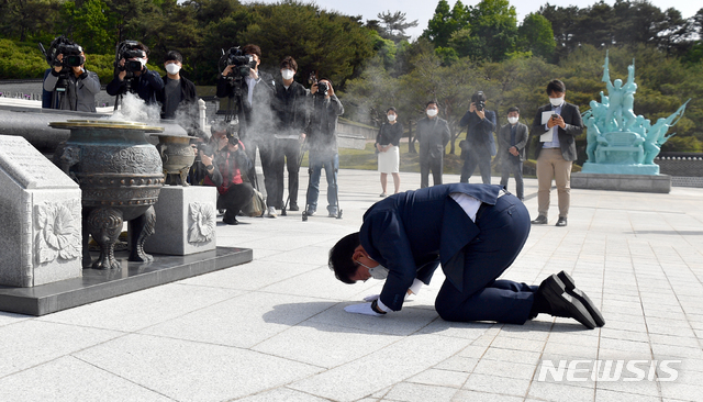 [광주=뉴시스] 류형근 기자 = 더불어민주당 송영길 대표가 7일 오전 광주 북구 운정동 국립5·18민주묘지를 찾아 참배단 앞에서 큰절을 하며 참배를 하고 있다. 2021.05.07. hgryu77@newsis.com