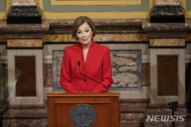 [디모인=AP/뉴시스] 킴 레이놀즈(공화) 아이오와 주지사는 15일(현지시간) 도널드 트럼프 전 대통령이 아이오와 코커스(당원 대회)에서 승리하면 지지하겠다는 뜻을 밝혔다. 사진은 2021년 1월12일 레이놀즈 주지사가 연설을 하는 모습. 2024.01.16. 