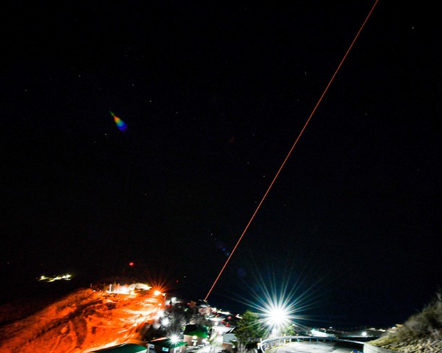 [서울=뉴시스]공군 우주정보상황실장 최성환 중령과 우주분야 임무요원들이 7일 오전 중국 ‘창정 5B' 로켓 잔해 추락에 대비해 미 우주사령부 연합우주작전센터와 공조 화상회의를 했다. 사진은 공군이 전자광학감시 체계를 활용해 우주 물체를 관측하고 있는 모습. (사진=공군 제공) 2021.05.07. photo@newsis.com *재판매 및 DB 금지