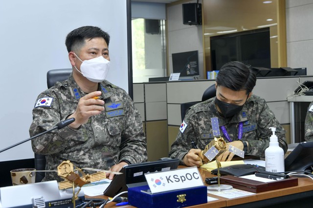[서울=뉴시스]공군 우주정보상황실장 최성환 중령과 우주분야 임무요원들이 7일 오전 중국 ‘창정 5B' 로켓 잔해 추락에 대비해 미 우주사령부와의 공조 화상회의에서 잔해 추락에 대응하기 위한 적극적인 정보교류를 강조하고 있다. (사진=공군 제공) 2021.05.07. photo@newsis.com *재판매 및 DB 금지