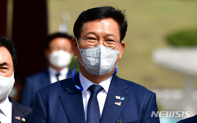 [광주=뉴시스] 류형근 기자 = 더불어민주당 송영길 대표가 7일 오전 광주 북구 운정동 국립5·18민주묘지에서 참배를 한 뒤 인터뷰를 하고 있다. 2021.05.07. hgryu77@newsis.com