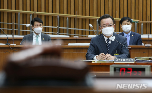 [서울=뉴시스]전진환 기자 = 김부겸 국무총리 후보자가 7일 오전 서울 여의도 국회에서 열린 인사청문회에서 의원들의 질의에 답하고 있다.  (공동취재사진) 2021.05.07. photo@newsis.com