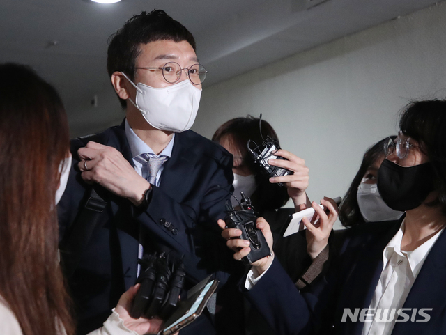 [서울=뉴시스]김명원 기자 = 국민의힘 당권주자인 김웅 의원이 7일 오전 서울 종로구 사직로 대한발전전략연구원으로 김종인 전 비상대책위원장을 만나기 위해 이동하고 있다. 2021.05.07. kmx1105@newsis.com