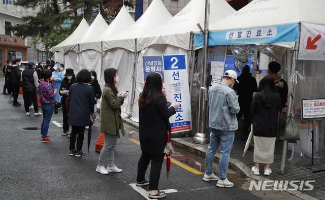 [서울=뉴시스]김형수 기자 = 0시 기준 국내 코로나19 신규확진자가 525명 발생한 7일 서울 시내 한 보건소 코로나19 선별진료소에서 검사를 받으려는 시민들이 줄 서 있다. 2021.05.07. kyungwoon59@newsis.com 