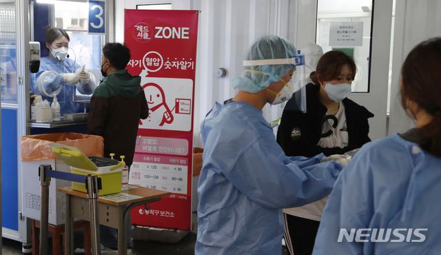 [서울=뉴시스]김형수 기자 =&nbsp; 0시 기준 국내 코로나19 신규확진자가 525명 발생한 7일 서울 시내 한 보건소 코로나19 선별진료소에서 시민들이 검사를 받고 있다. 2021.05.07. kyungwoon59@newsis.com