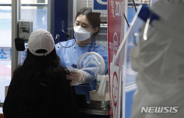 [서울=뉴시스]김형수 기자 = 0시 기준 국내 코로나19 신규확진자가 525명 발생한 7일 서울 시내 한 보건소 코로나19 선별진료소에서 시민들이 검사를 받고 있다. 2021.05.07. kyungwoon59@newsis.com