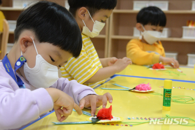 [전주=뉴시스]김얼 기자 = 어버이날을 하루 앞둔 7일 전북 전주시 국공립 늘푸른어린이집에서 어린이들이 부모님께 전해줄 카네이션을 만들고 있다. 2021.05.07. pmkeul@newsis.com