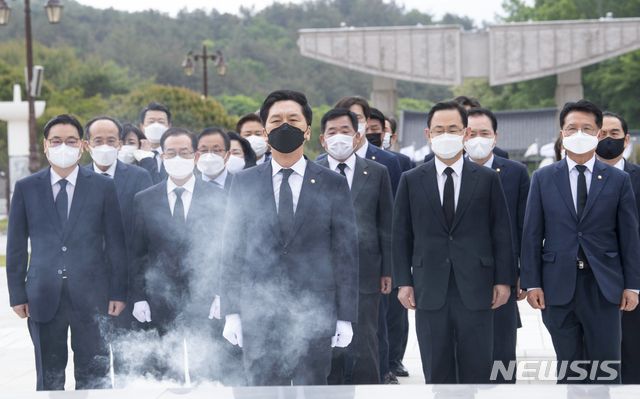 [광주=뉴시스] 류형근 기자 = 김기현 국민의힘 당대표 권한대행 겸 원내대표가 7일 오전 광주 북구 운정동 국립5·18민주묘지 참배를 하고 있다. 2021.05.07. hgryu77@newsis.com