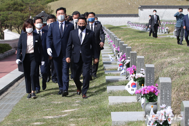 [광주=뉴시스] 류형근 기자 = 더불어민주당 송영길 대표가 7일 오전 광주 북구 운정동 국립5·18민주묘지 열사묘역을 둘러보고 있다. 2021.05.07. hgryu77@newsis.com