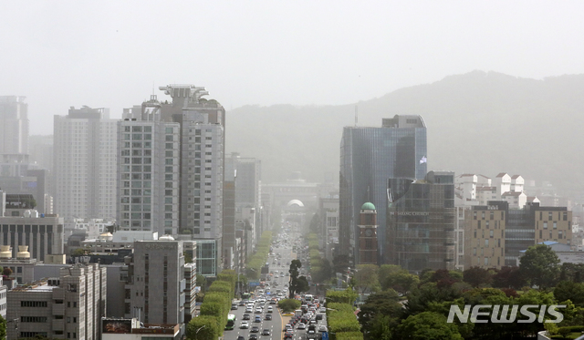 [서울=뉴시스]최진석 기자 = 비가 내린 뒤 황사가 찾아오며 미세먼지 농도가 매우나쁨을 기록하고 있는 지난 7일 서울 도심이 뿌옇다. 서울시 보건환경연구원은 오후 2시 기준 미세먼지 경보를 발령했다. 2021.05.07. myjs@newsis.com