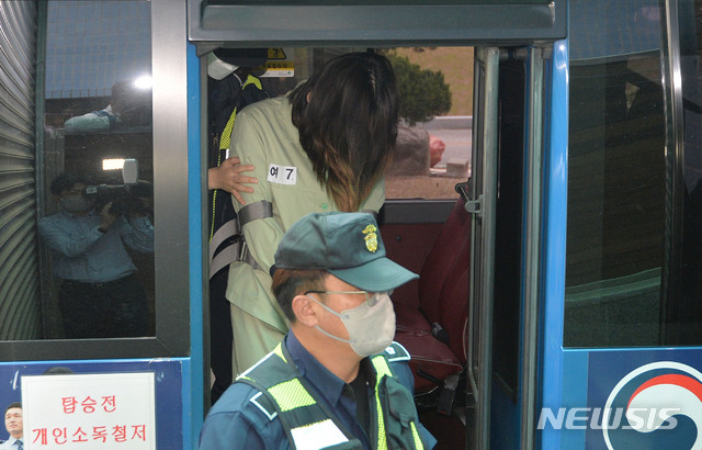 [김천=뉴시스]이무열 기자 = 구미 3세 여아를 방치해 숨지게 한 혐의로 재판에 넘겨진 친언니 김모(22)씨가 7일 오후 대구지법 김천지원에서 열리는 2차 공판에 출석하기 위해 호송차에서 내리고 있다. 2021.05.07. lmy@newsis.com