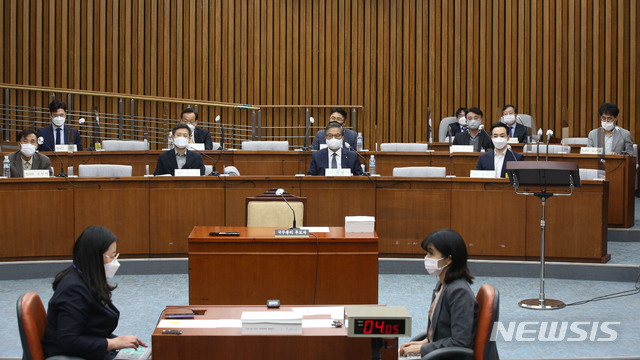 [서울=뉴시스]최동준 기자 = 오익근 대신증권 대표이사, 장영준 전 대신증권 반포WM 센터장, 정구집 라임자산 피해자대책위원회 공동대표 등이 7일 서울 여의도 국회에서 열린 김부겸 국무총리 후보자 인사청문회에 증인으로 출석해 있다. (공동취재사진) 2021.05.07. photo@newsis.com