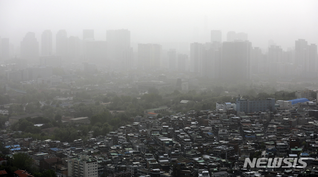 [서울=뉴시스]최진석 기자 = 황사가 찾아오며 미세먼지 경보가 발령된 7일 서울 도심이 뿌옇다. 2021.05.07. myjs@newsis.com