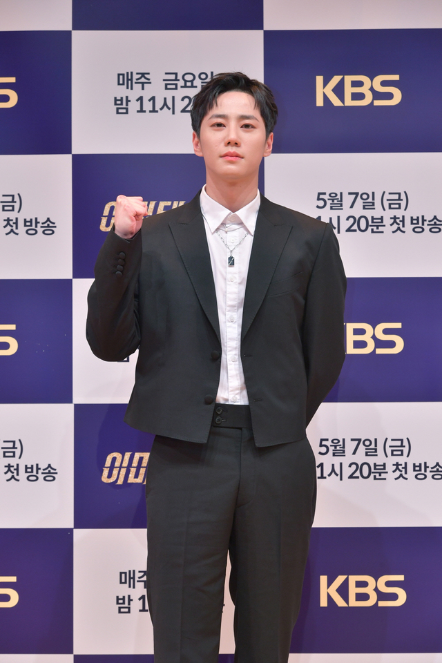 [서울=뉴시스]배우 이준영이 7일 온라인으로 진행된 KBS 2TV 금요드라마 이미테이션 제작발표회에 참석해 포즈를 취하고 있다. (사진=KBS 제공) 2021.05.07. photo@newsis.com *재판매 및 DB 금지