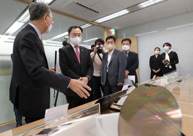 [서울=뉴시스]문승욱 산업통상자원부 장관이 7일 오후 경기도 판교에 위치한 팹리스기업인 실리콘마이스터를 방문해 차량용 전력반도체 등 주요 생산품목 전시룸을 둘러보고 있다. (사진=산업통상자원부 제공) 2021.05.07. photo@newsis.com *재판매 및 DB 금지