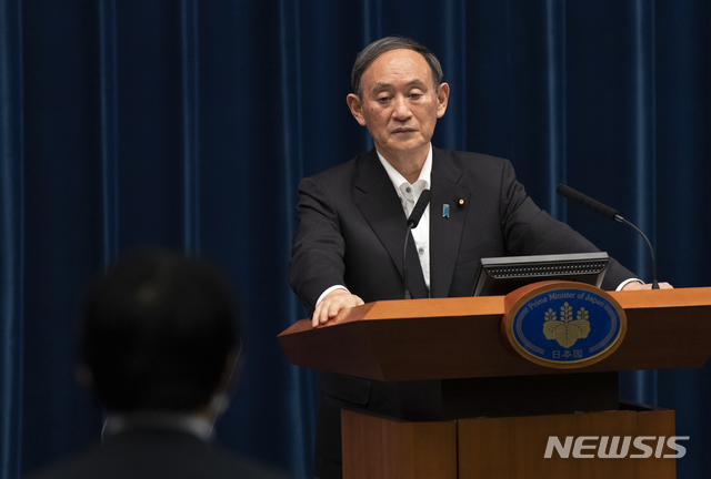 [도쿄=AP/뉴시스] 스가 요시히데 일본 총리가 지난 7일 도쿄에서 열린 기자회견에서 발언한 뒤 취재진의 질문을 듣고 있다. 2021.05.11.