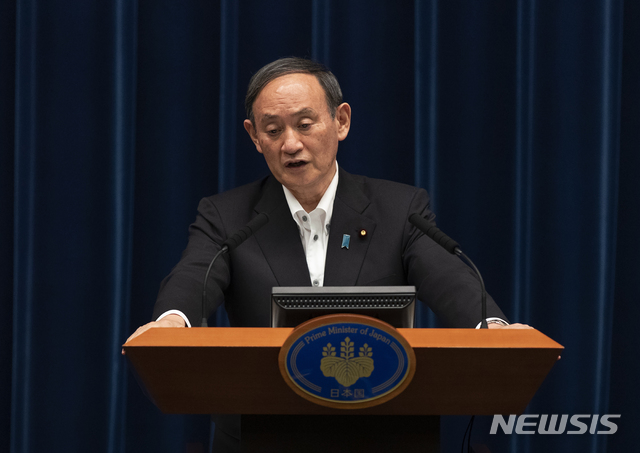 [도쿄=AP/뉴시스] 이달 말까지 도쿄 등지에 비상사태 연장을 발표한 스가 요시히데 일본 총리가 2021년 5월 7일 금요일 도쿄에서 열린 기자회견에서 발언한 뒤 기자의 질문을 듣고 있다. 2021.05.07.