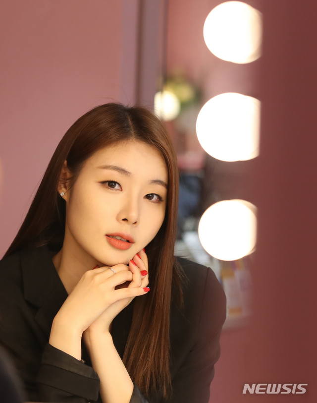 [서울=뉴시스]조수정 기자 = 뮤지컬 '시카고' 배우 민경아가 3일 서울 강남구 한 카페에서 뉴시스와 인터뷰 하고 있다. 2021.05. chocrystal@newsis.com