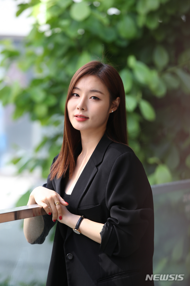 [서울=뉴시스]조수정 기자 = 뮤지컬 '시카고' 배우 민경아가 3일 서울 강남구 한 카페에서 뉴시스와 인터뷰 하고 있다. 2021.05. chocrystal@newsis.com