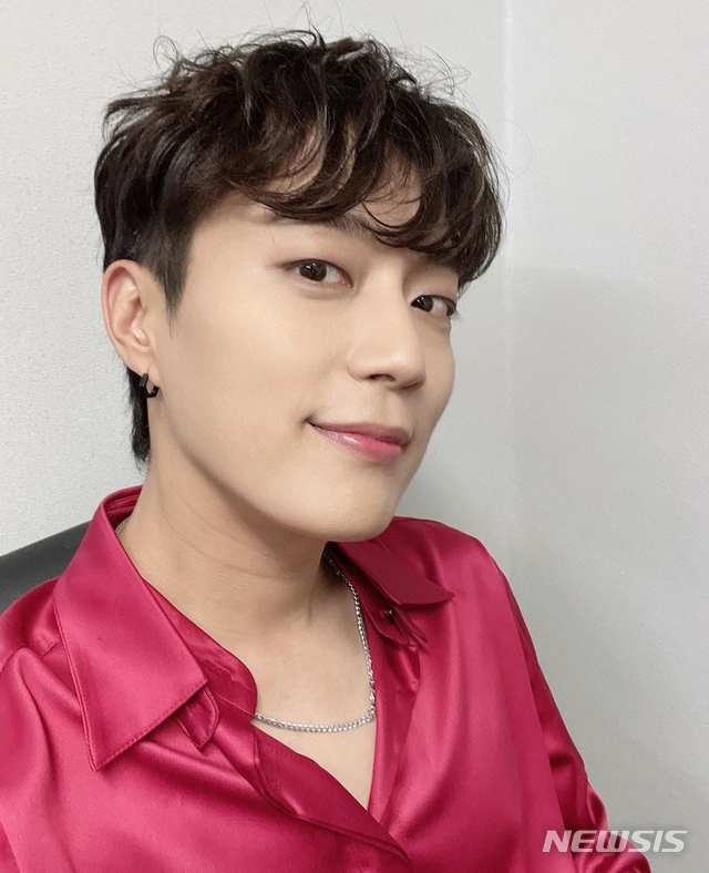 [서울=뉴시스] 그룹 '하이라이트' 윤두준. 사진 = 윤두준 인스타그램. 2021.5.08. photo@newsis.com