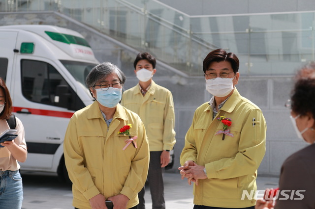 [세종=뉴시스]코로나19 예방접종대응추진단 단장인 정은경 질병관리청장과 이춘희 세종시장이 어버이날인 8일 오전 세종시 예방접종센터를 찾아 인사를 나누고 있다. (사진=질병관리청 제공) 2021.05.08. photo@newsis.com