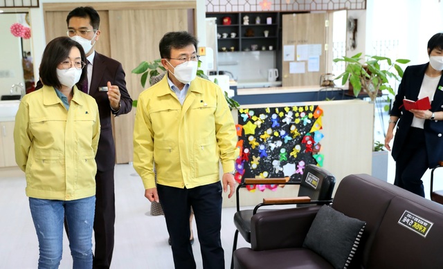 [세종=뉴시스]권덕철 보건복지부 장관이 어버이날인 8일 경기 성남시 소재 노인 주야간보호시설을 찾아 방역수칙 이행 상황을 점검하고 있다. (사진=보건복지부 제공) 2021.05.08. photo@newsis.com *재판매 및 DB 금지