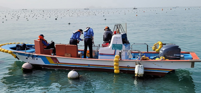 [장흥=뉴시스] 완도해경이 전남 장흥 해상에서 감성돔 불법 낚시를 단속하는 모습. (사진=완도해경 제공) photo@newsis.com *재판매 및 DB 금지
