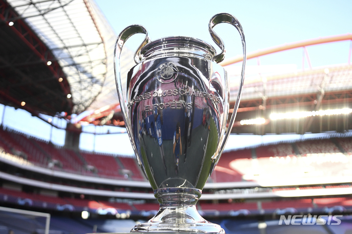 [리스본=AP/뉴시스]UEFA 챔피언스리그 트로피. 2020.08.18.